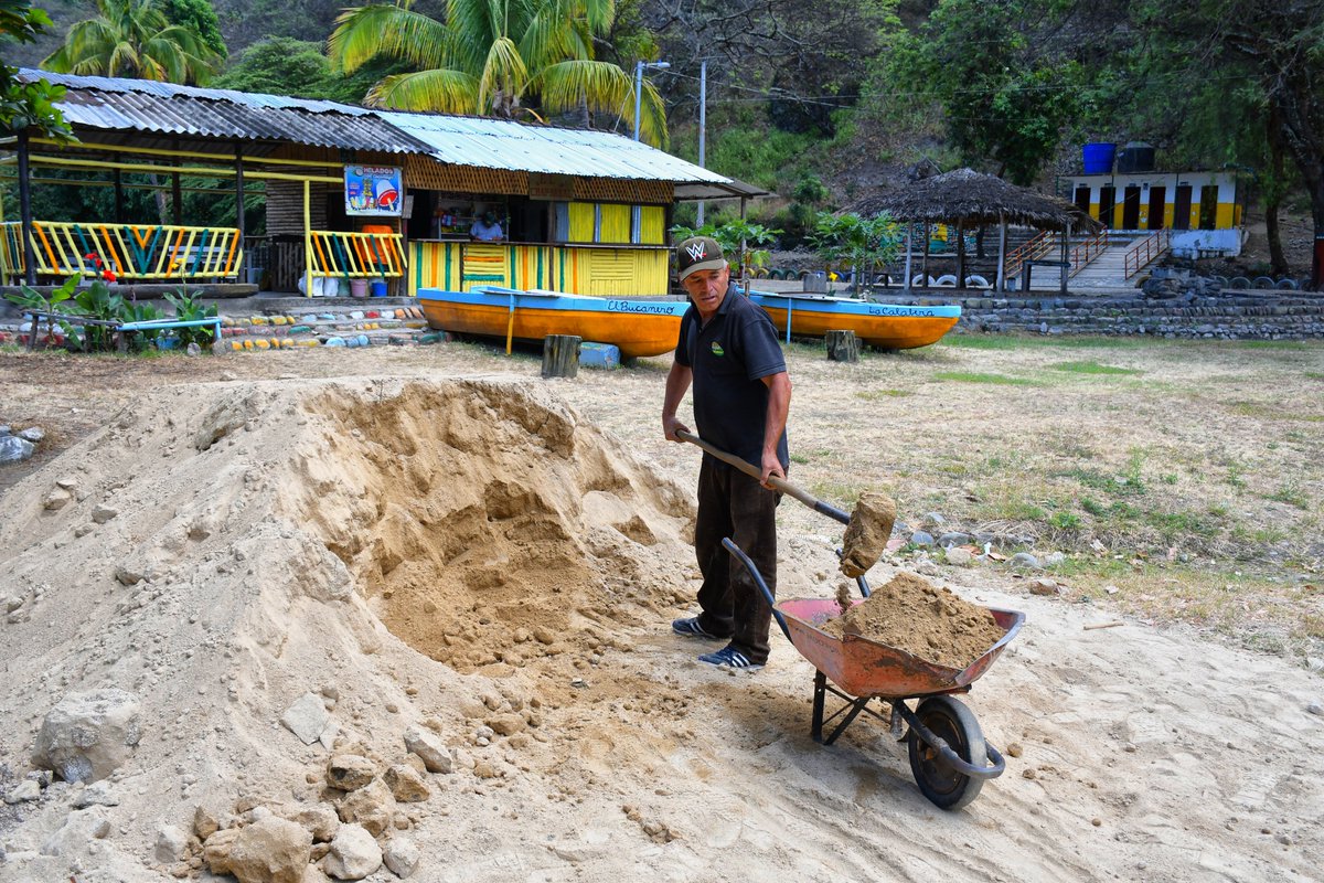 ¡Estamos reconstruyendo nuestros centros recreacionales en el cantón Catamayo!

En el Centro Recreacional Víctor Manuel Palacio, estamos pintando la cancha de uso múltiple y construyendo una cancha de Ecuavoley.