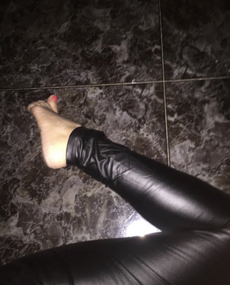 bella_findom1's tweet photo. Are you ready to be my footstool? #paypig #findom #tribute https://t.co/eRkZKndORc