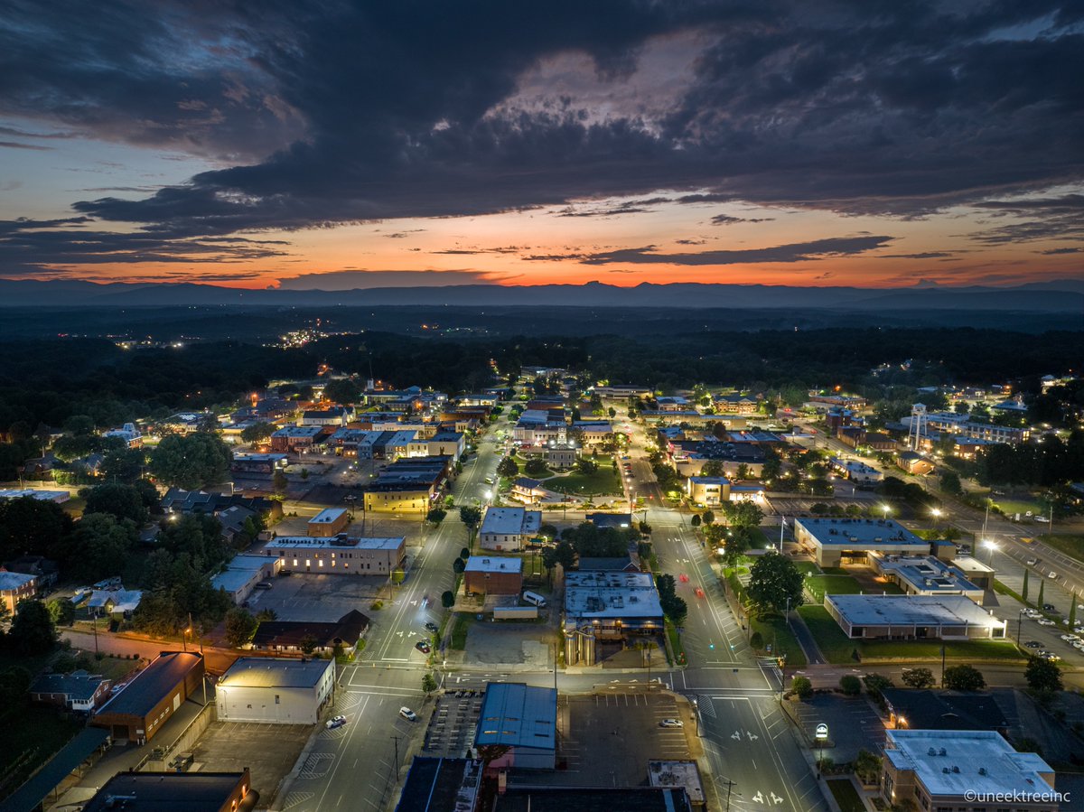 uneektree's tweet photo. Downtown Morganton, NC. July 4th, 2023 #4thofJuly #dronephotography #NorthCarolina https://t.co/tTjhByRZSO