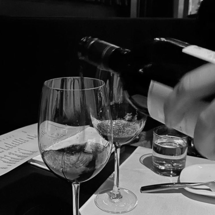 kookwolf's tweet photo. #jikookau

— bleeding heart 🔞

Jeon Jungkook é um renomado CEO de uma empresa sul-coreana, também muito conhecido por sua soberba em alto nível.

Park Jimin trabalha como garçom em um restaurante no coração da cidade, isso até ser fisgado pelo olhar de Jungkook. https://t.co/OVep1IJjrX