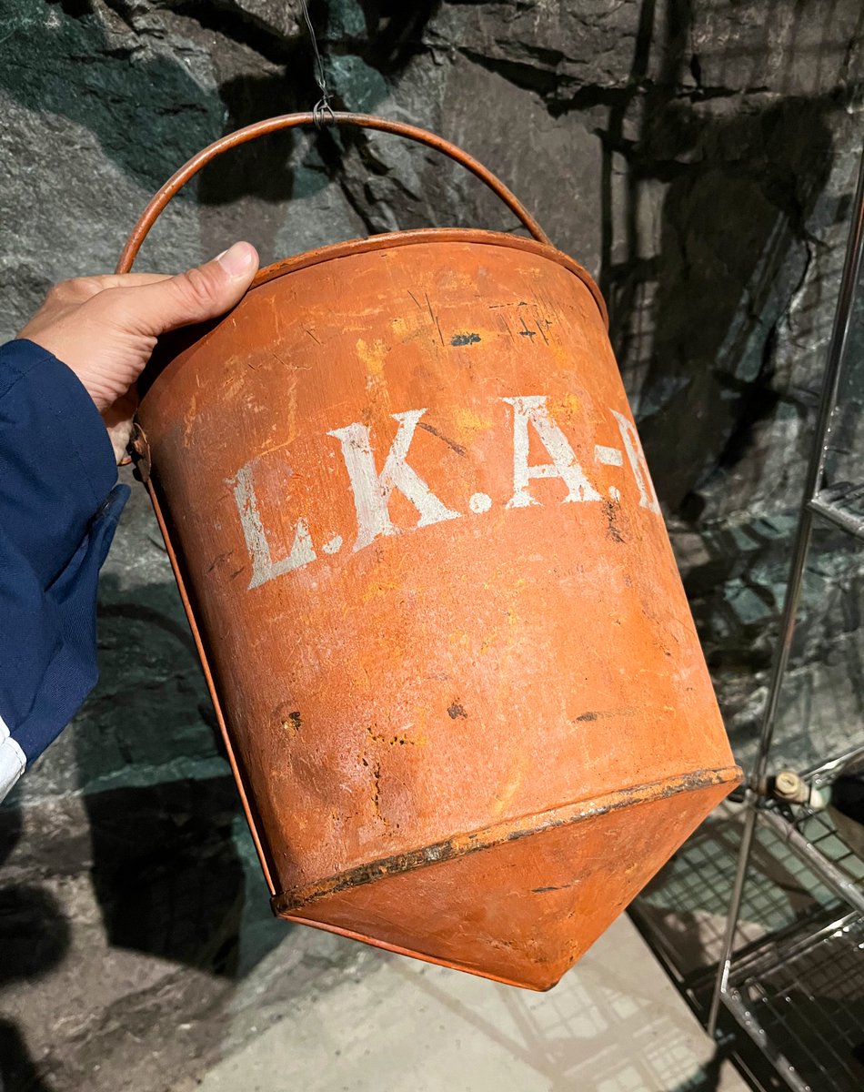 Varför ser botten på en brandhink ut så här? Jag vet inte, men jag har en teori. 
För att den inte skulle lånas iväg till andra saker som hinkar akut kan behövas till! Den kan inte stå. Den skulle hänga på sin plats, redo när vatten behövde langas och kastas på en brand. Rätt?