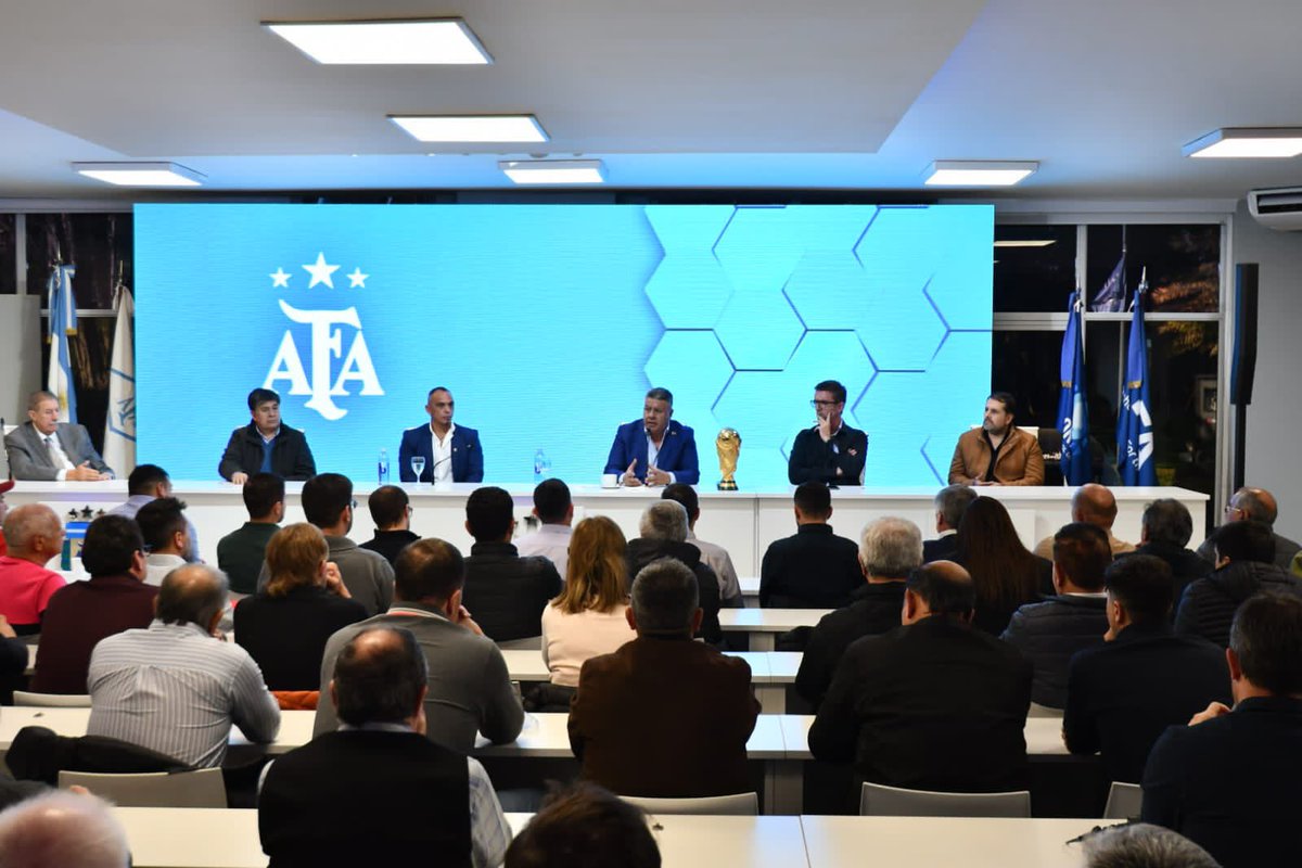 tapiachiqui's tweet photo. Hoy en nuestro predio, Lionel Andrés Messi, mantuvimos un encuentro con todos los presidentes de los clubes del Federal A, sus asambleístas y los delegados del interior.

Nuestro Departamento de Indumentaria, hizo entrega de prendas del Seleccionado para todas las instituciones. 🇦🇷⚽️
Gracias a todos por venir.