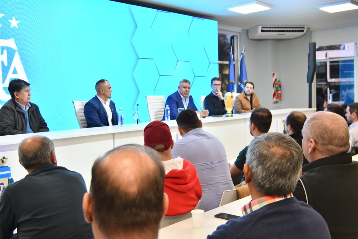 tapiachiqui's tweet photo. Hoy en nuestro predio, Lionel Andrés Messi, mantuvimos un encuentro con todos los presidentes de los clubes del Federal A, sus asambleístas y los delegados del interior.

Nuestro Departamento de Indumentaria, hizo entrega de prendas del Seleccionado para todas las instituciones. 🇦🇷⚽️
Gracias a todos por venir.