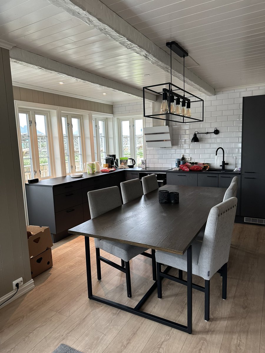 iamrausss's tweet photo. Norway, day 1 

Ho un cottage tipico che è la fine del mondo cazzo BELLLISSSIMOOO https://t.co/BY8P06k7y2
