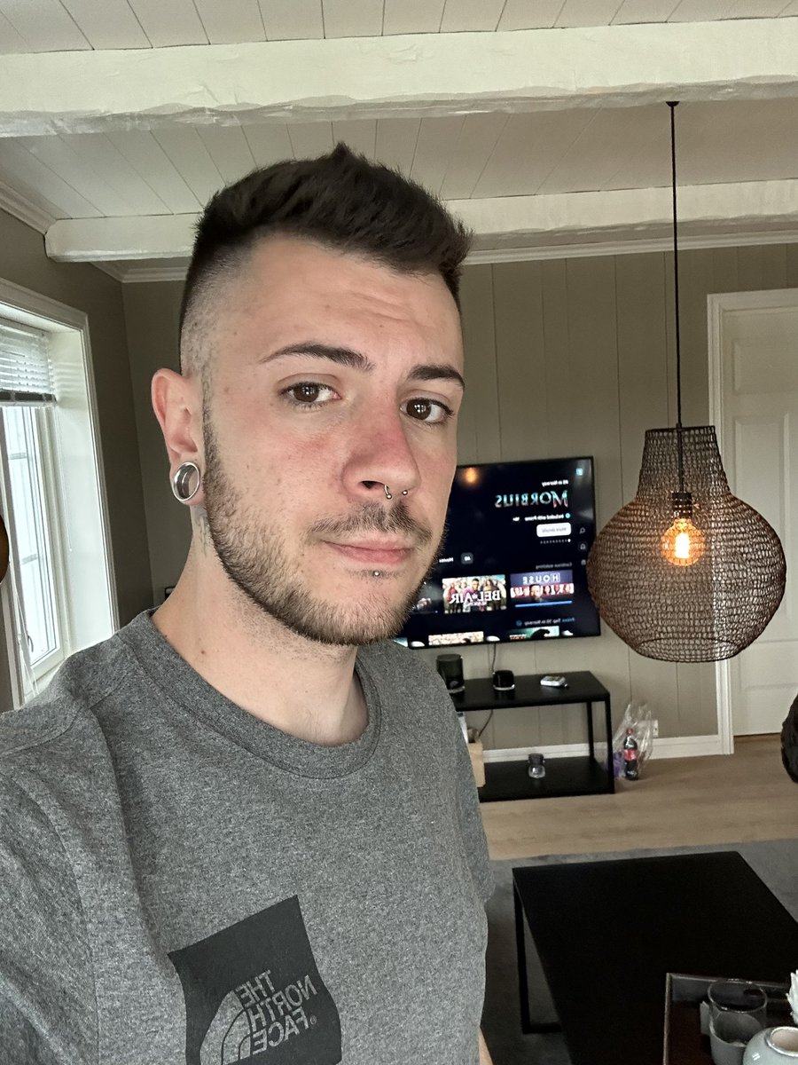 iamrausss's tweet photo. Norway, day 1 

Ho un cottage tipico che è la fine del mondo cazzo BELLLISSSIMOOO https://t.co/BY8P06k7y2