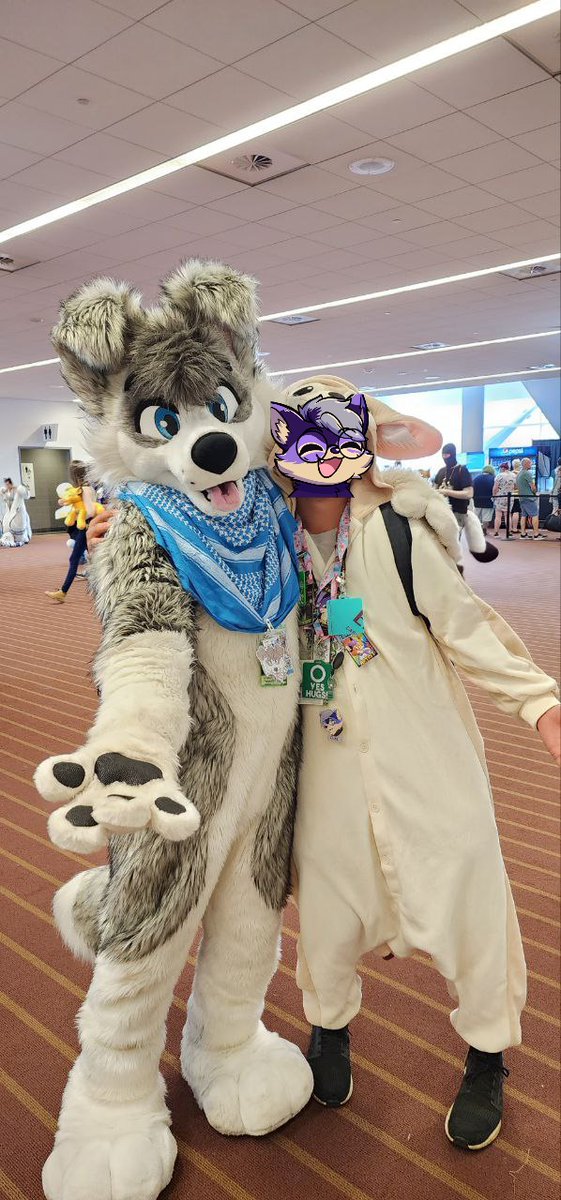 Had the opportunity to get a hug from <a href="/colliebutt/">Colin Collie</a> during AC :3
A good and soft bean~