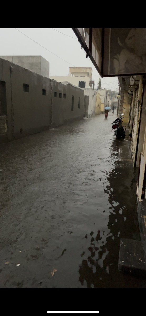 isagarmathur's tweet photo. @ArvindKejriwal @MCDdelhi @LtGovDelhi @CMODelhi @DelhiMcd 
 Water over flow from sewer in karala village  in front of state bank karala  no action is been taken by mcd delhi   Even after several complaints  All the villagers and school going children are disturbed by this problem https://t.co/lDwevbXQo2