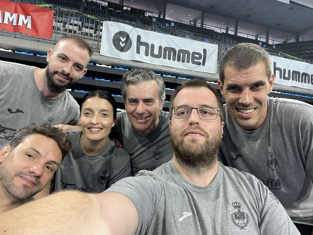 Alex_Mozas's tweet image. Empezamos el tercer verano de competición. 
Un mes y medio fuera de casa, lejos de nuestras familias, pero vamos a hacer que merezca la pena. 
Vamos equipo!! 🇪🇸🔥
@DocOviedin @Jabato17 @CaRLaBalonmano7 @SSLfull @mauro_fisio