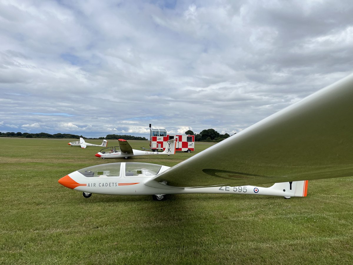 What a great day gliding with ⁦@fts_2⁩ at RAF Syerston. Part of the ⁦@aircadets⁩ setup, the school mainly offers introductory training but I’m with the Robson Academy of Resilience ⁦@RAFTrgCadre⁩ stretching myself and improving my skills: I need it! ⁦