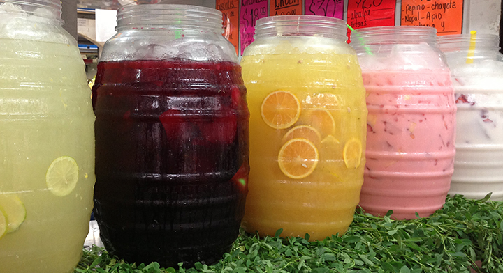 ¡Conoce las aguas frescas mexicanas!🍊🍉

Los mexicanos consumen agua fresca todo el año, en casa o en negocios de agua de sabor.
Los 10 sabores de agua fresca más populares:
Horchata,Jamaica,Limón con 
chía,Alfalfa,Lima,Tamarindo,Horchata con fresa,Naranja,Fresa,Coco
#KokóMéxico