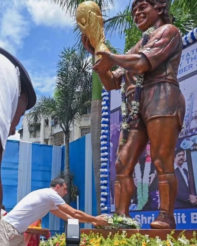 Dibu Martínez entregó una ofrenda floral en la estatua de Diego Armando Maradona, en sus vacaciones en Calcuta (India). 🇦🇷🌟