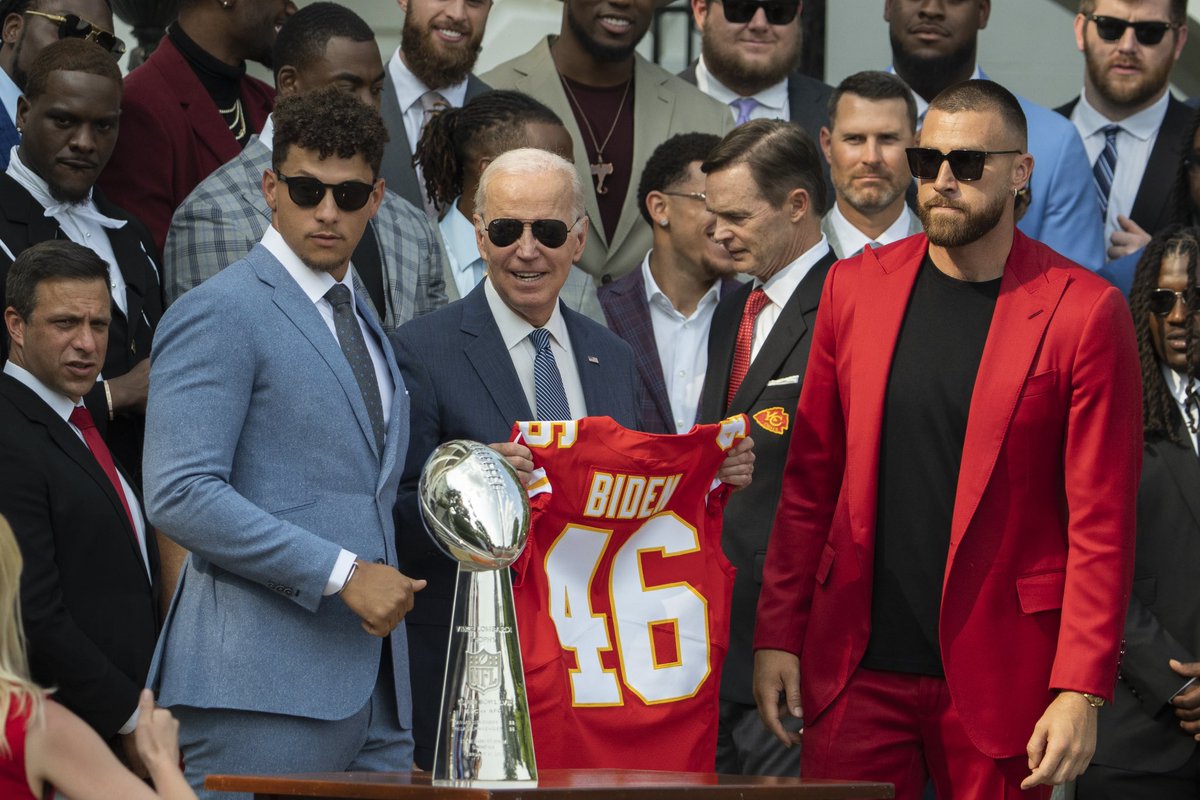 MLFootball's tweet image. Who owns the cocaine found in the White House?

Hunter Biden +200
#Chiefs star tight end Travis Kelce +800
One of the Jonas Brothers +1000
Angelina Jolie +1200
Maddox Jolie-Pitt +1200
Ariana Madix +1200
Member of LSU Lady Tigers +1400
Member of UConn Men’s Team +1400
Snoop Dogg…