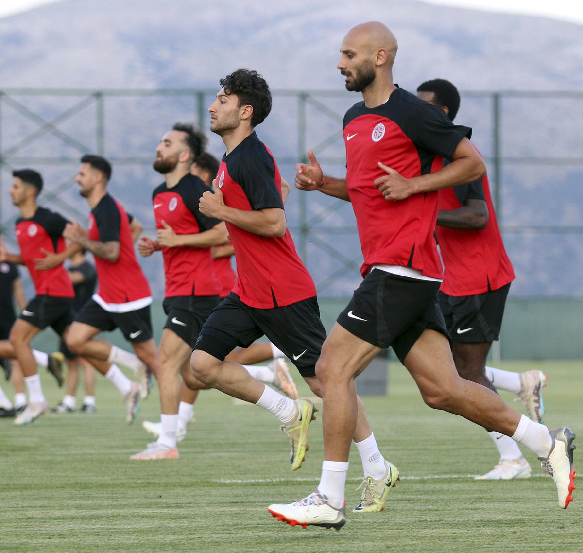 Antalyaspor's tweet photo. 📸 Kırmızı-beyazlılarımız, günü çift antrenmanla tamamladı.

#FraportTAVAntalyaspor
#HerŞeyAntalyasporİçin https://t.co/WNiPuQRLpD