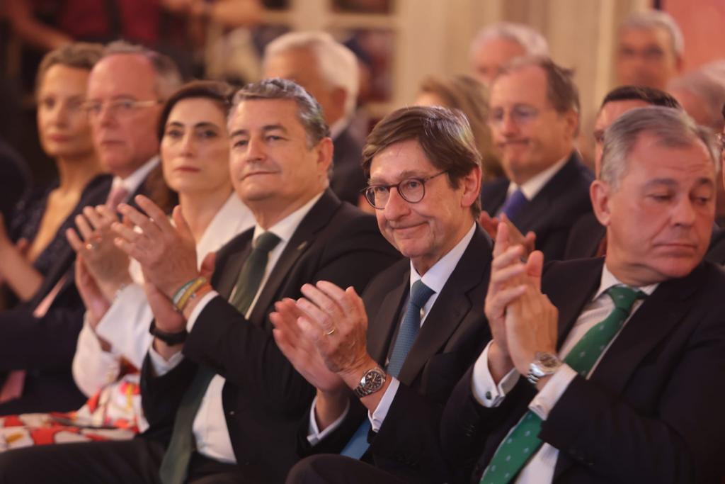 Un año más apoyando desde <a href="/CaixaBank/">CaixaBank</a> los Premios Andaluces del futuro, organizados por el <a href="/grupojoly/">Grupo Joly</a> y <a href="/diariosevilla/">Diario de Sevilla</a>. El presidente de CaixaBank, José Ignacio Goirigolzarri, destaca la valía de los premiados en esta XV edición