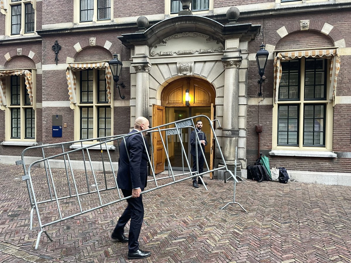 Hekken bij AZ, 
betekent gedoe in het kabinet