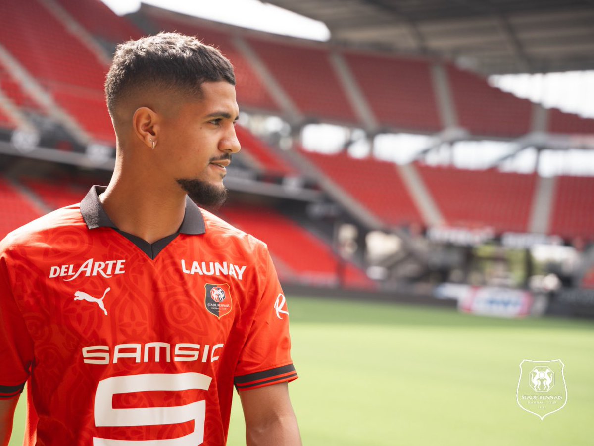 ActuFoot_'s tweet photo. 🚨 OFFICIEL ! Ludovic Blas quitte le FC Nantes et signe au Stade Rennais ! ❤️🖤

📸 @staderennais https://t.co/VBat4geepd