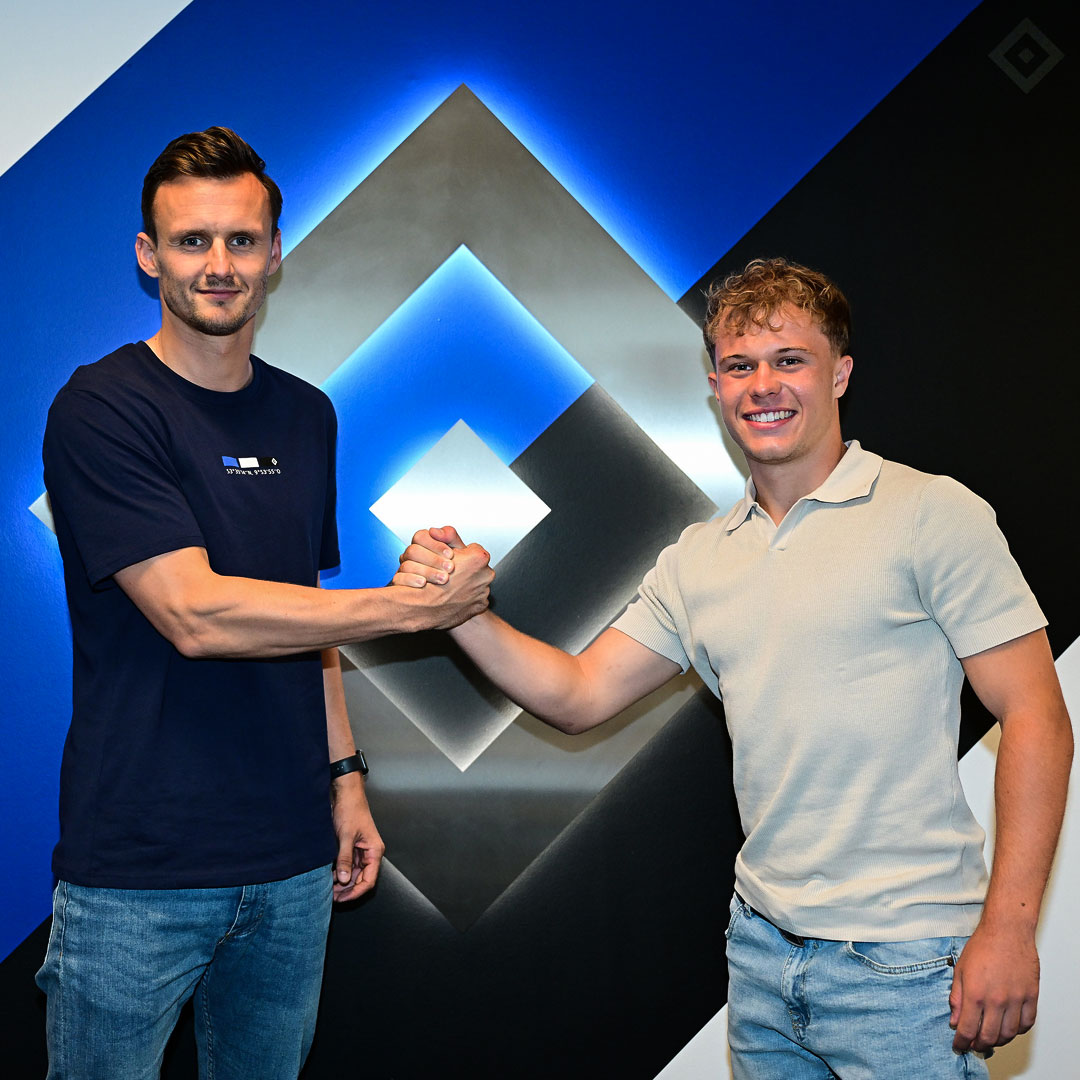 HSVYoungTalents's tweet photo. 📅 01. Juli 2021: Tom #Sanne wechselt in die #U19 des HSV. 🤝

📅 05. Juli 2023: Tom #Sanne unterschreibt seinen ersten Profi-Vertrag beim @HSV. ✍ 

Herzlichen Glückwunsch, Tom, das hast du dir mehr als verdient. 💪

#nurderHSV #HSVYoungTalents https://t.co/RfzLYB06J2