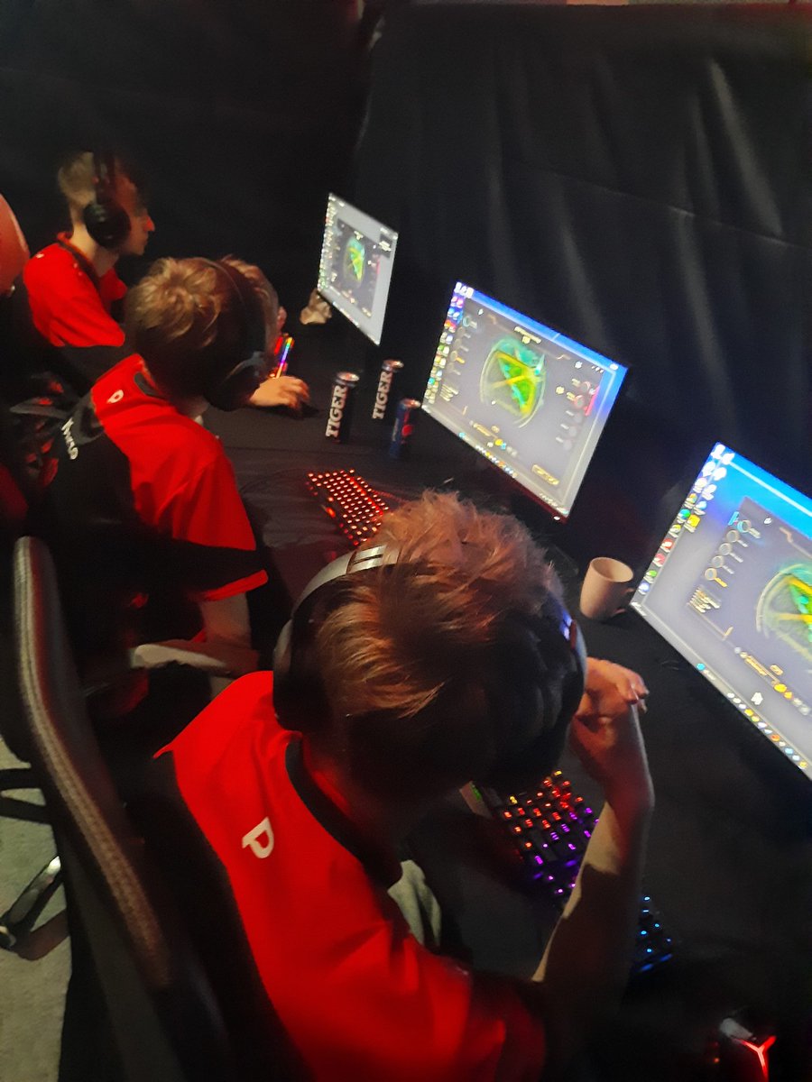 Právě draftíme, náš 1/2 officialů v <a href="/fly5esports/">FLY5</a> gaminghouse.
Držte palce a přijďte <a href="/Chilli_Esport/">Chilli Esport</a> podpořit na stream <a href="/hitpointcz/">Hitpoint.cz</a> .