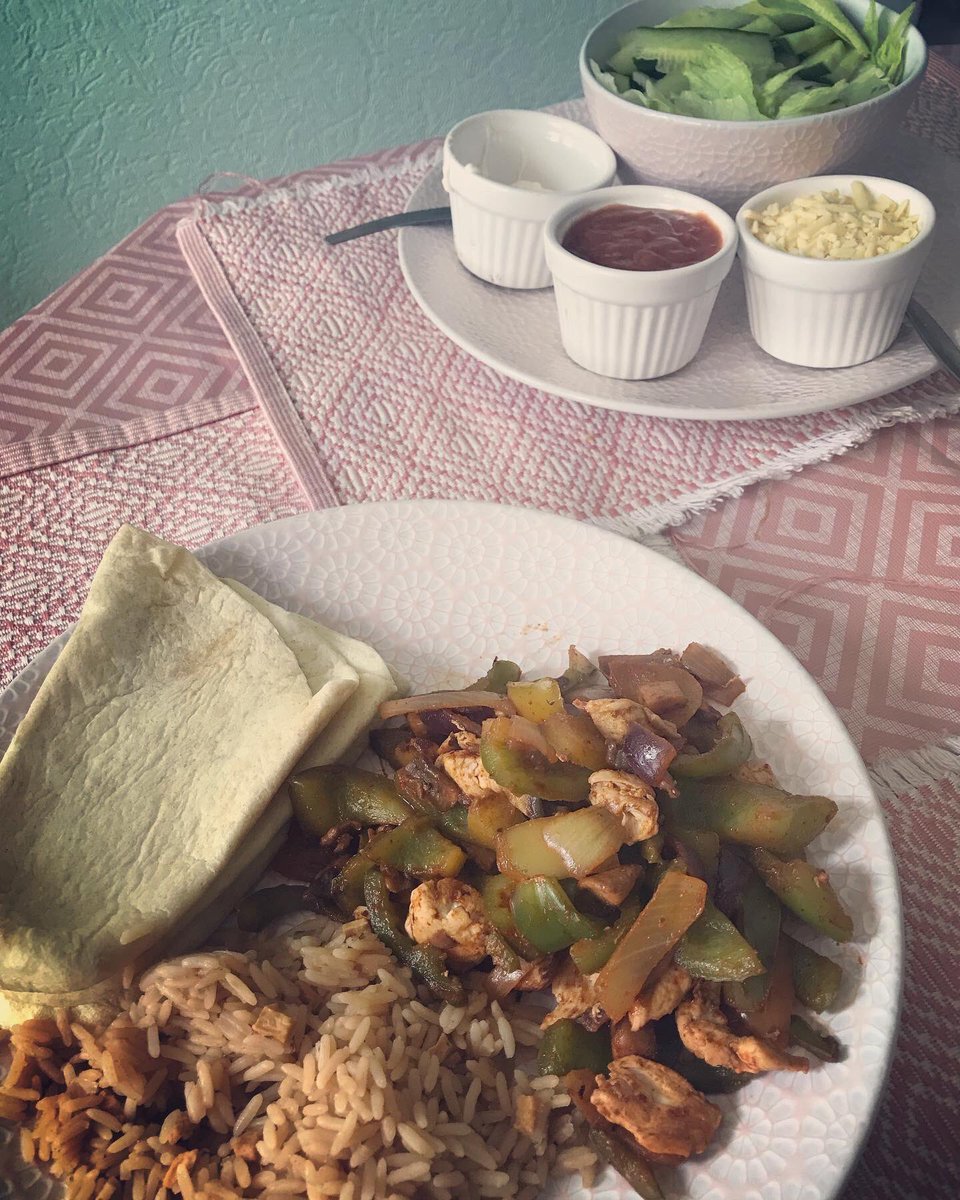 ClaireLDutton's tweet image. Fajitas tonight using the @oldelpasouk Tortilla Pockets 🇲🇽 Stir fried Chicken, spices, mushrooms, red onion, white onion &amp;amp; mixed peppers (Ewan has plain chicken before I do the spice) And served with salsa, sour cream, cheese &amp;amp; mixed salad #wednesdaydinner #familymeal #fajitas