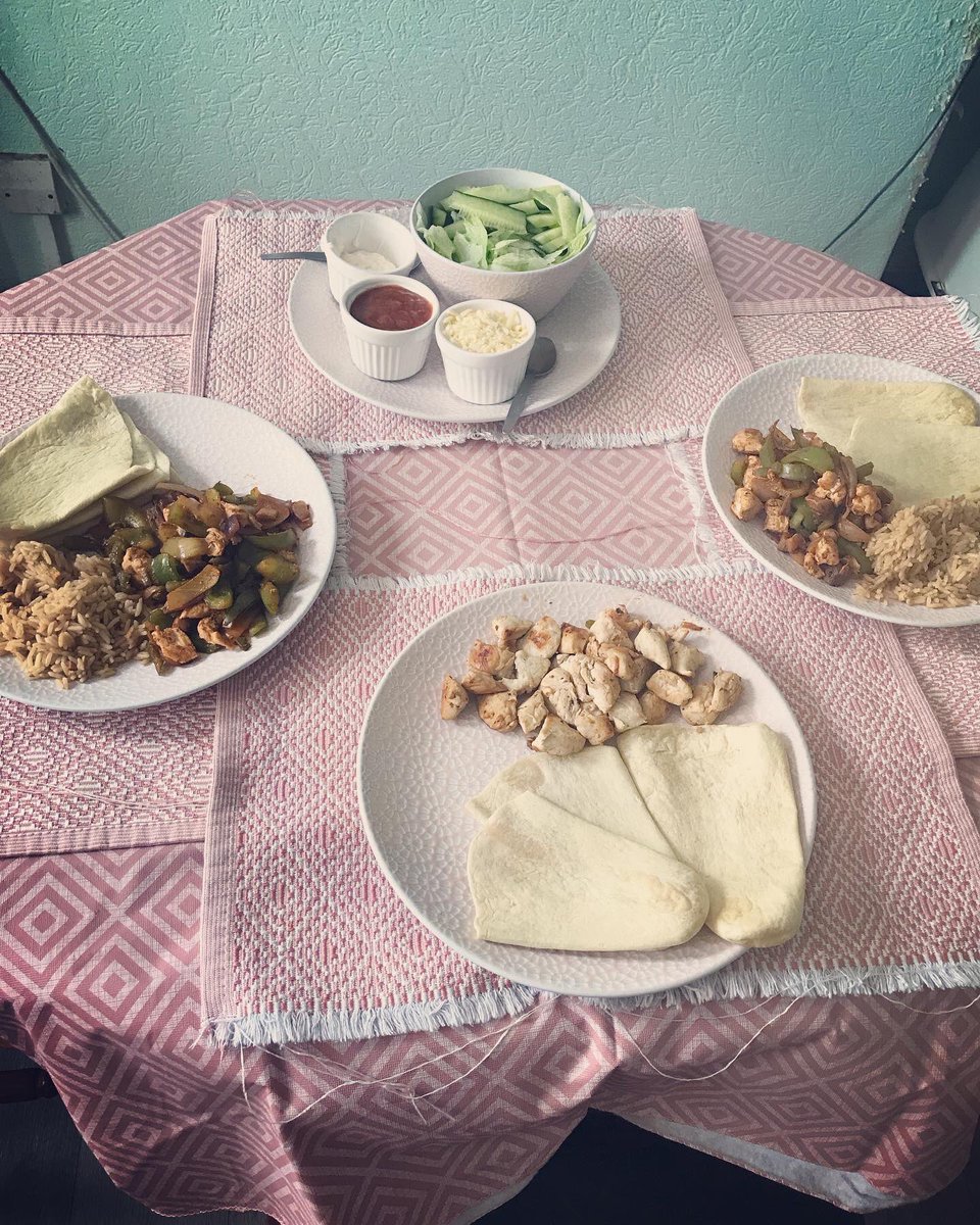 ClaireLDutton's tweet image. Fajitas tonight using the @oldelpasouk Tortilla Pockets 🇲🇽 Stir fried Chicken, spices, mushrooms, red onion, white onion &amp;amp; mixed peppers (Ewan has plain chicken before I do the spice) And served with salsa, sour cream, cheese &amp;amp; mixed salad #wednesdaydinner #familymeal #fajitas