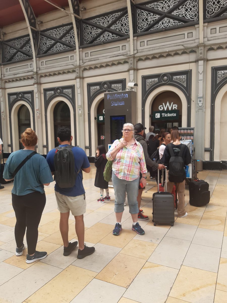 Valentine_Alan's tweet photo. Queues outside @GWRHelp London Paddington #ticketoffice for the #henleyregatta last week. It doesn't make sense to close them! Stop this stupidity @Mark_J_Harper @transportgovuk
#TSSA #keepthemopen @TSSAunion #NotJustTheTicket @TransportForAll https://t.co/9Q2UQBeLnX