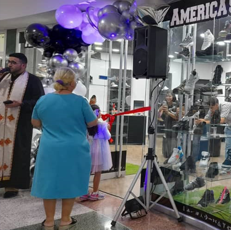 Las Américas es moda, estilo y vanguardia, y lo decimos porque así es la nueva tienda ubicada frente al Euromarket. 💫

Se trata de @americas.shoes, ven a
visitarlos y dale a tus pies ese toque original. 👍🏼🛍️

#inauguración #zapatería #americasshoes