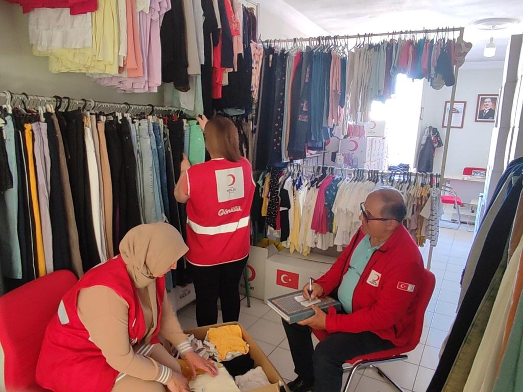 Emanetlerinizi mesafe farketmeksizin ihtiyaç sahiplerine ulaştırmaya devam ediyoruz. 🇹🇷
<a href="/Kizilay/">Türk Kızılay</a>
<a href="/KizilayKadin/">Türk Kızılay Kadın</a>
#HilalOlsun