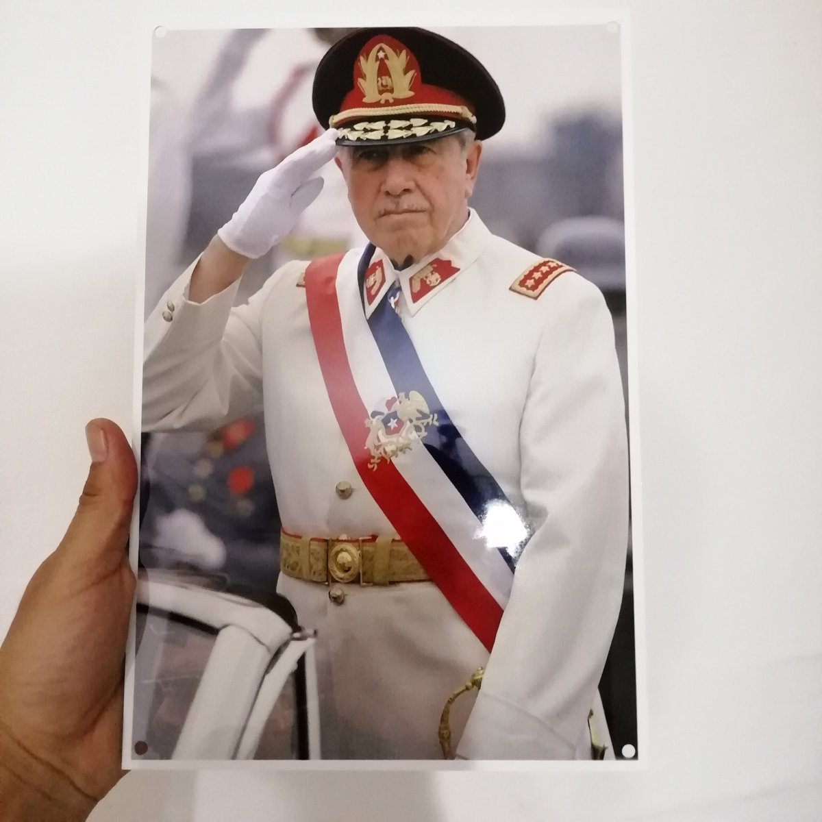 BazarPatriota's tweet photo. Todos los productos de Pinochet los encuentras en #bazarpatriota
Poleras, Polerones, Tazones, Materos, Figuras, Amigurumis, Destapadores, etc
#50añosdeLibertad #ffaaalpoder Pronunciamiento Militar golpe de estado #CaigaQuienCaiga liguria Patricio Fernández #SinFiltros #ddhh https://t.co/64A2soLl82