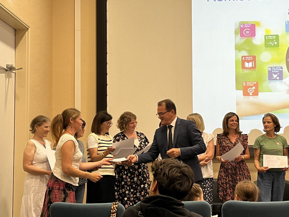 Valrie451's tweet image. Cérémonie de remise des labels E3D et Edusanté au #MOBE
Bravo aux élèves, enseignants et partenaires engagés.