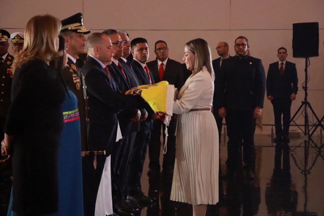 Con la tradicional izada en el Panteón Nacional, el Tricolor Patrio flamea en el cielo caraqueño para dar inicio a la conmemoración de la Independencia Nacional y Día de la Gloriosa #FANB