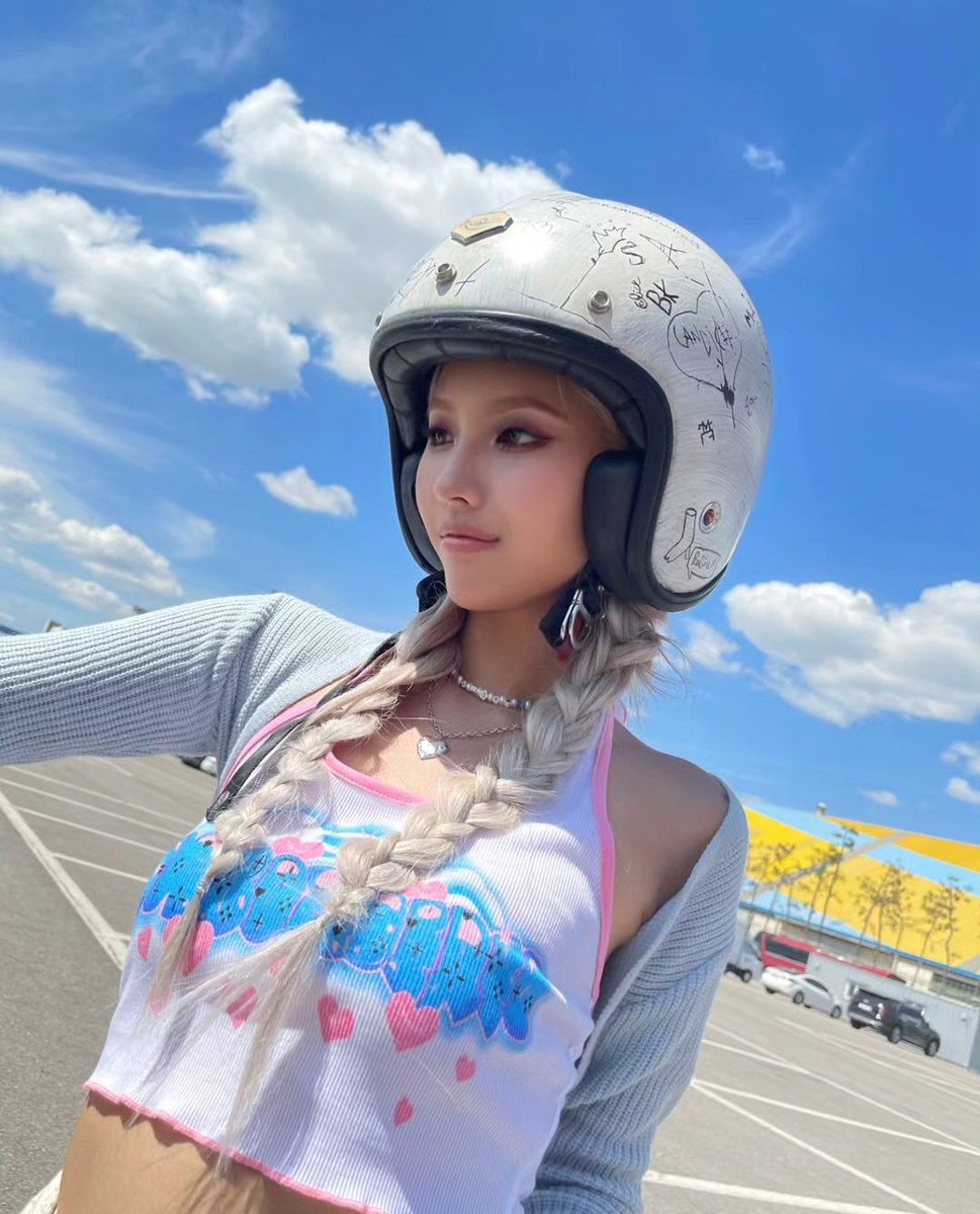 SOYEON_FRANCE's tweet photo. Instagram [05.07.23]

🌹: Ça fait 2 ANS ?! 😆😆😆😆😆😆😆

#SOYEON #GIDLE https://t.co/KFnyIZ5TSR