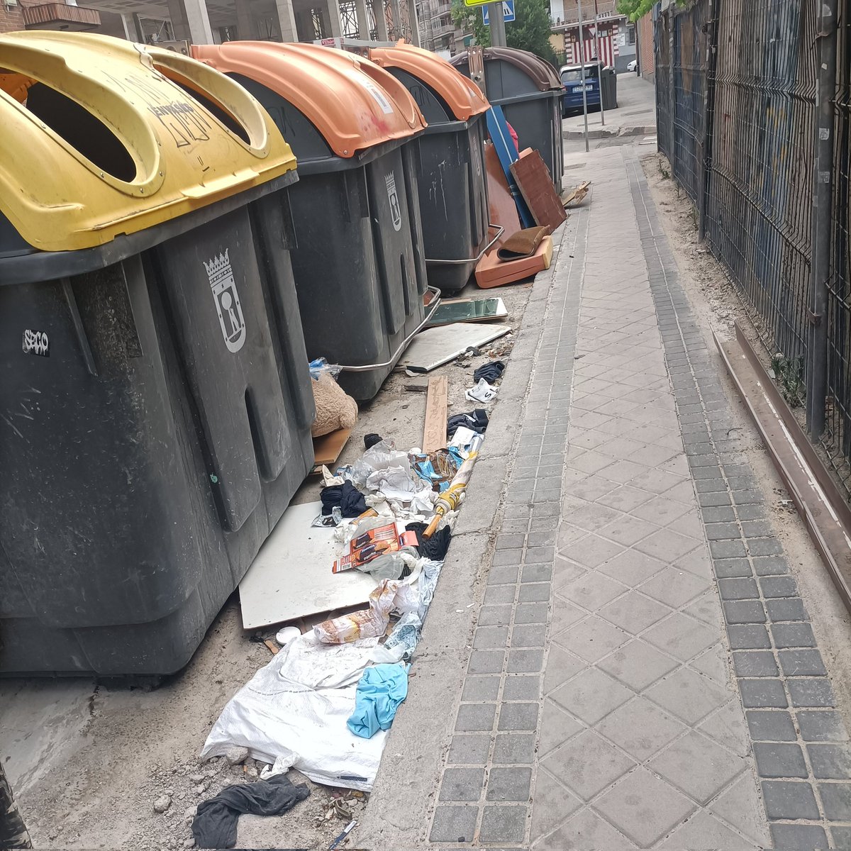 silvia77022111's tweet photo. @Lineamadrid buenas tardes calle cañete a la altura del 16 pueden venir a recogerlo?hay hasta cristales Gracias https://t.co/Z9f96CAy6M