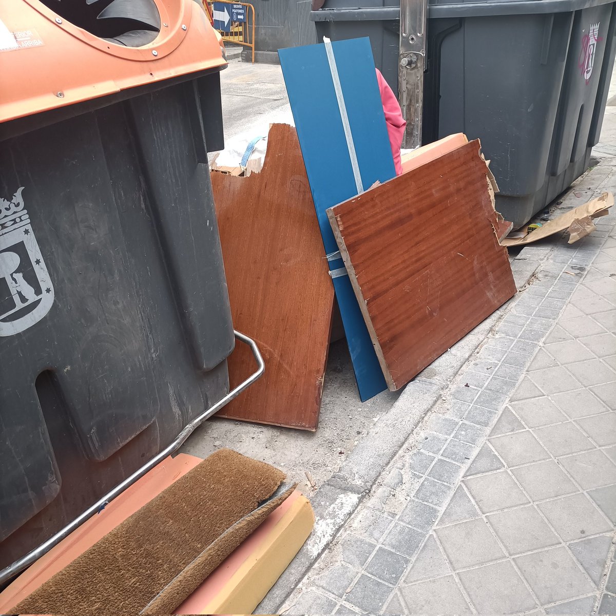 silvia77022111's tweet photo. @Lineamadrid buenas tardes calle cañete a la altura del 16 pueden venir a recogerlo?hay hasta cristales Gracias https://t.co/Z9f96CAy6M