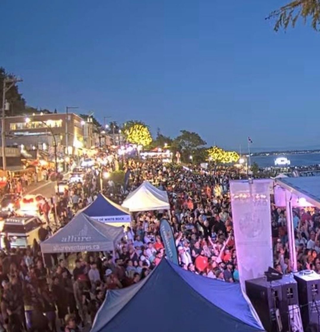 luvmusiconline's tweet image. What a picture of the amount of people watching my show Canada 🇨🇦 Day @CityofWhiteRock performing for a crowd that kept on dancing for 1.5 hrs with me! Start to Finish they were on fire 🔥
Cheers
For Bookings &amp;amp; Info: 
Info@luvmusic.ca
luvmusic.ca
#1LUVALWAYS🎶🙏🔥❤️