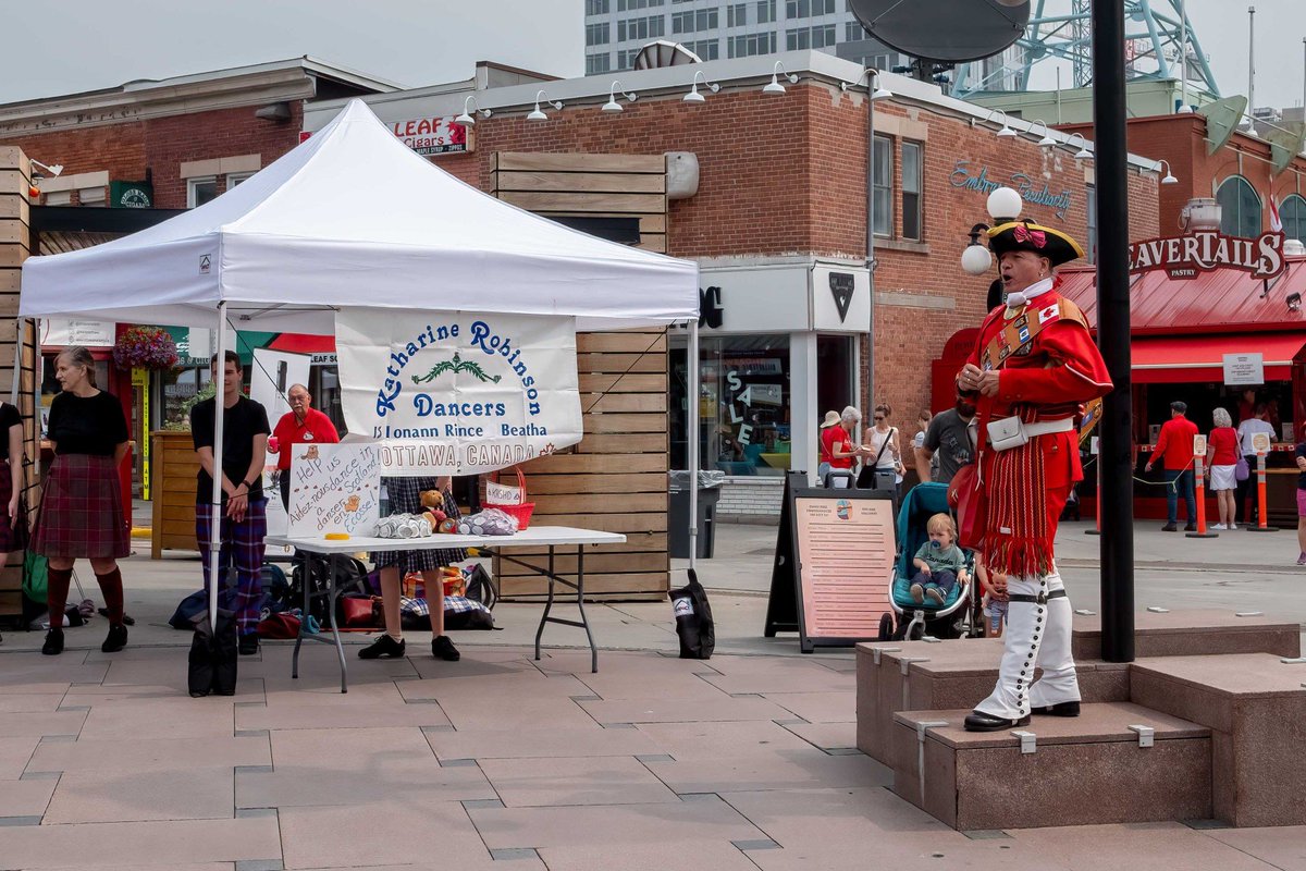 OYEZ! Cet été j'ai le plaisir de circuler et promouvoir, une journée par semaine, les Marchands extérieurs du Marché By...

OYEZ! This summer I have the pleasure of circulating and promoting, one day a week, the outside Merchants of the ByWard Market...