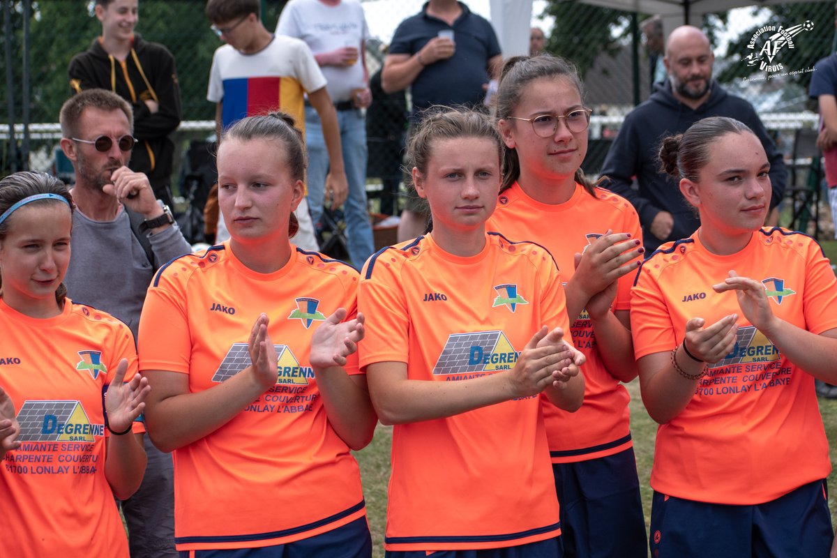 AfVirois's tweet photo. 🏆 𝗟𝗮 𝗕𝗼𝗰𝗮𝗖𝘂𝗽’ 𝟮𝟬𝟮𝟯 !

📸 Découvrez la galerie photo des U16F !
https://t.co/bMLDBI0o4A

🥇 @LaSelleOfficiel 
🥈 AF Virois U13
🥉 @Bayeux_FC

Remise des trophées en présence d'Alexandre Mendy, meilleur buteur du @SMCaen.

#BocaCup #TournoiAFV #AFVFormation https://t.co/Y7MwtRX1KH