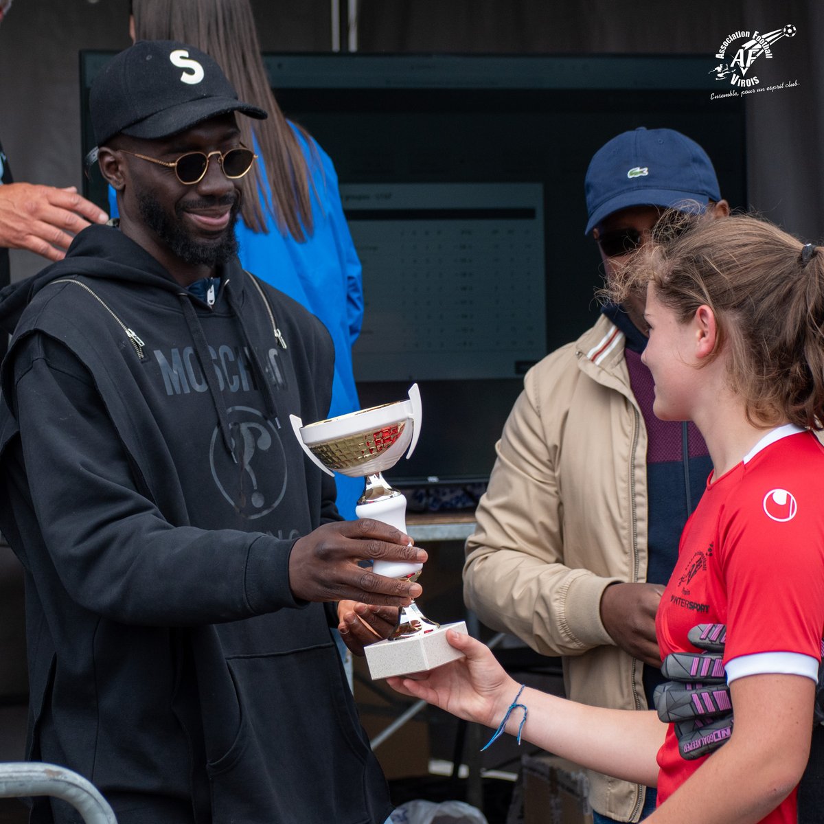 AfVirois's tweet photo. 🏆 𝗟𝗮 𝗕𝗼𝗰𝗮𝗖𝘂𝗽’ 𝟮𝟬𝟮𝟯 !

📸 Découvrez la galerie photo des U16F !
https://t.co/bMLDBI0o4A

🥇 @LaSelleOfficiel 
🥈 AF Virois U13
🥉 @Bayeux_FC

Remise des trophées en présence d'Alexandre Mendy, meilleur buteur du @SMCaen.

#BocaCup #TournoiAFV #AFVFormation https://t.co/Y7MwtRX1KH