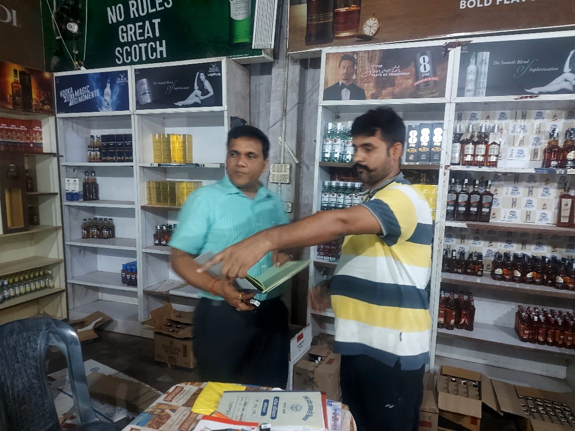 sdmsadar96's tweet photo. डीएम मैम के निर्देश के क्रम में शराब के दुकानों का निरीक्षण करते हुए।
@UPGovt 
@dmbas_ https://t.co/Z3W1xv4kuy