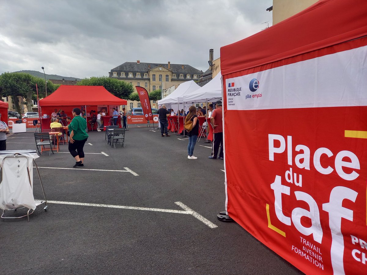 Malgré quelques 🌧, 1️⃣3️⃣0️⃣ candidats présents pour rencontrer 1️⃣2️⃣ entreprises et 9️⃣ partenaires sur #PlaceDuTafSaintCere