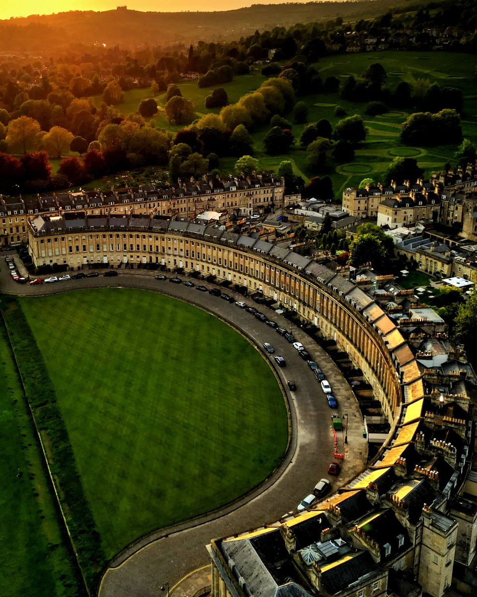 Glistening golden evening light casts a gorgeous shadow over the Royal Crescent ☀️ 

A great picture from bathandwestdrones on Instagram.