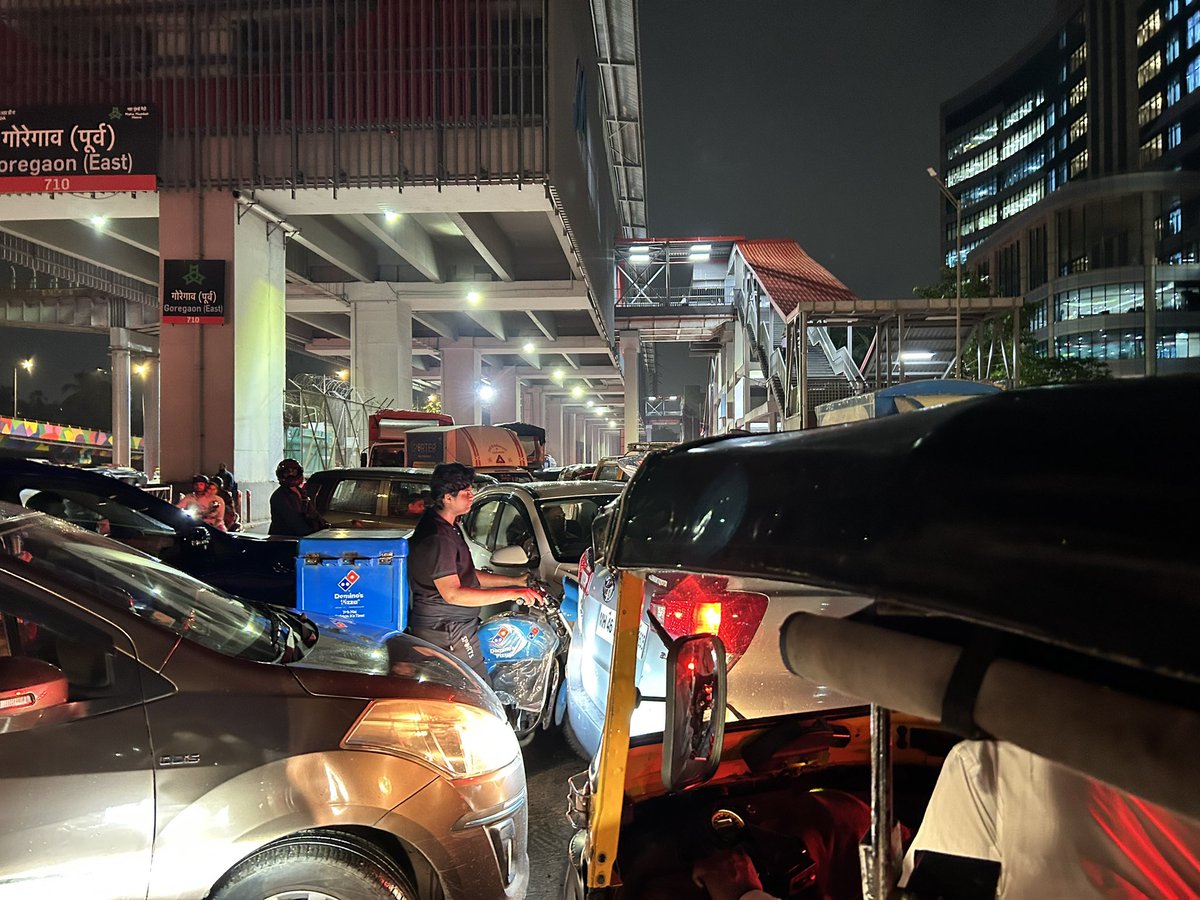 ksr99's tweet photo. The state of traffic in Goregaon under Mrinaltai Gore flyover! It’s ridiculous! Where are you @MumbaiPolice @DGPMaharashtra https://t.co/jFt1xmPyBw