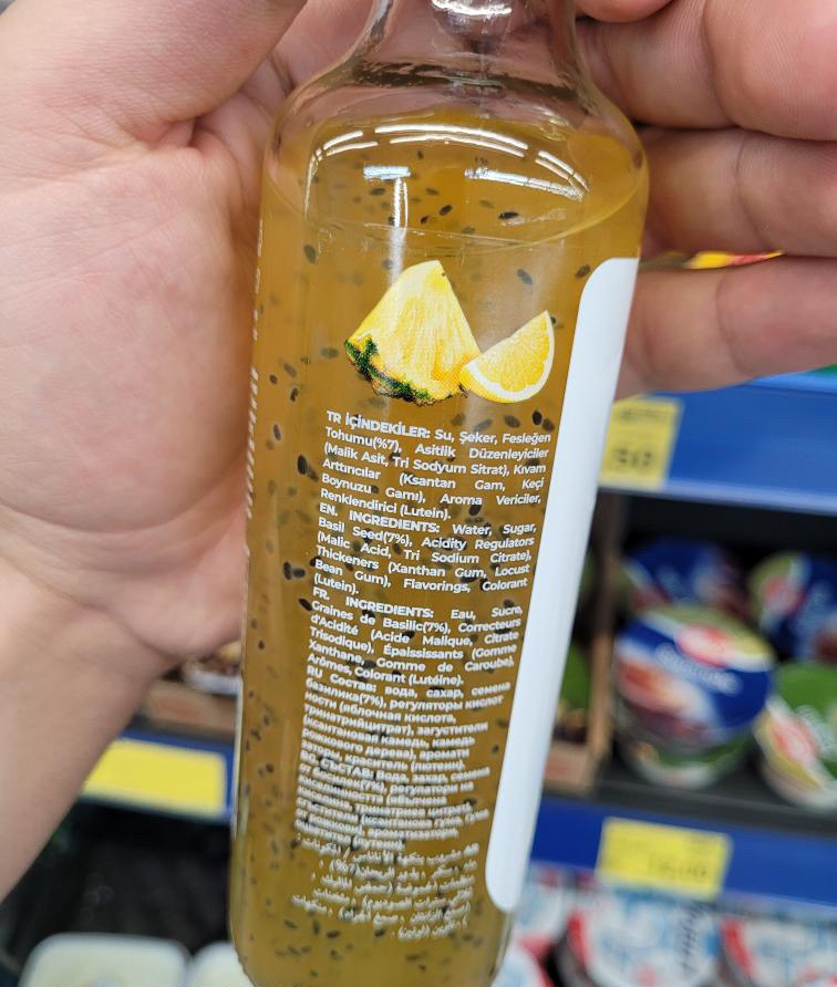 Ananas ve limonun adının bile geçmediği ürüne yapay aroma vericilerle tadını eklemişler. Ürünün içerik beyanının hemen üstüne de resimlerini koymuşlar...
Tadını yapay aroma vericilerden alırken,
Ananas ve limon resimlerine bakarak içiyorsunuz.
#NeİçtiğiniziBilin