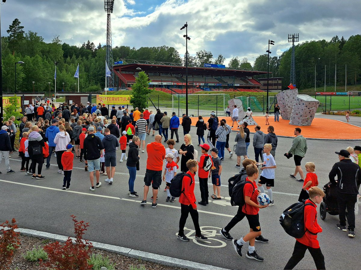 Porukka jonottaa <a href="/VJSMiehet/">VJS Miehet</a> @IlvesEdustus <a href="/SuomenCup/">Jalkapallon Suomen Cup</a>  otteluun.