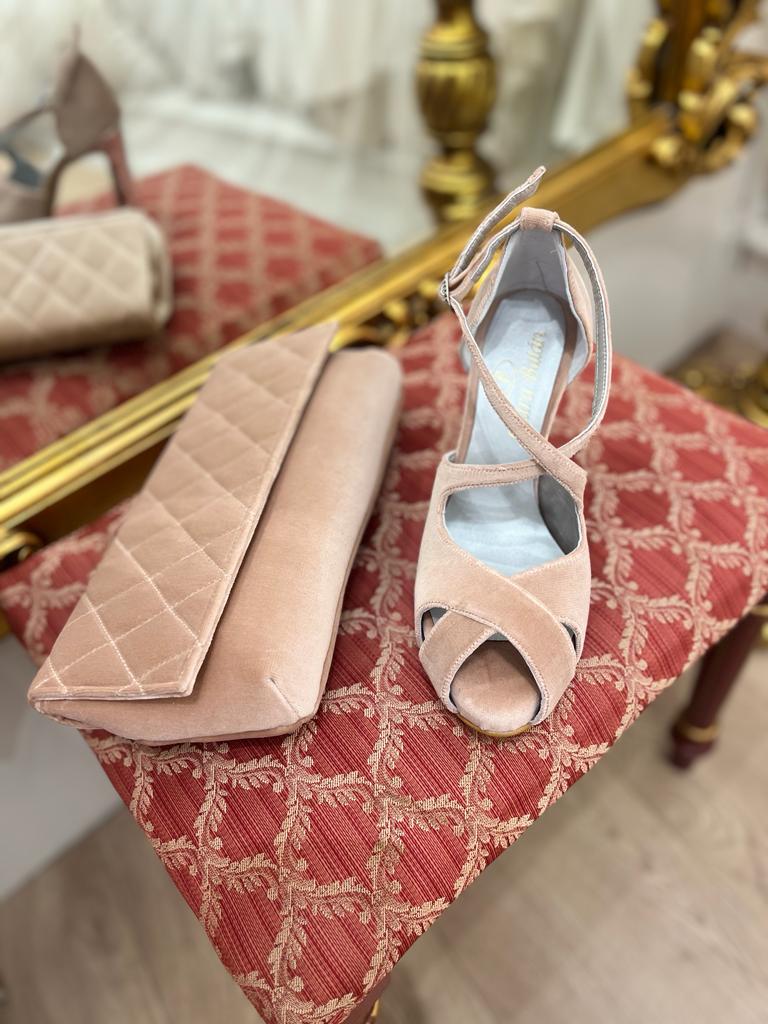 LauraBatan's tweet photo. Preciosa cartera de mano con posibilidad de zapatos a juego si se desea, que complementarรกn a la perfecciรณn tu look ๐
๐ https://t.co/wqFnMJ9itw ๐
#confeccionadoeneuskadi #laurabatan #zapatosdenovia #carterademano #complementosdefiesta #clutch #bolsodemano #bolsodefiesta https://t.co/gkvDUgJu8L