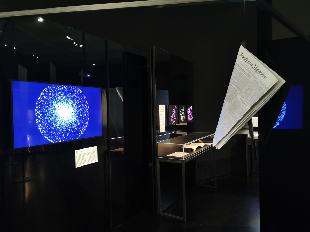 The lab's work exhibited at "Of Genes and Human Beings Who Are We and Who Might We Become?" can be found at @DHMDresden 

c: DHMD

#BarabasiLab #networkscience #NetSci #dataart #datasculpture #complexnetworks #dataism