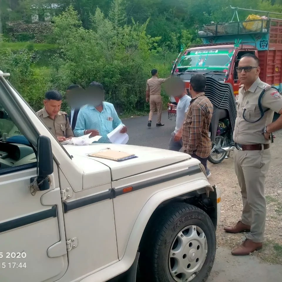almorapolice's tweet photo. 💎SSP ALMORA श्री रामचन्द्र राजगुरु के कुशल नेतृत्व में चेकिंग अभियान है जारी
🔶अल्मोड़ा पुलिस की आपरेशन मर्यादा व इवनिंग स्ट्रार्म के तहत ताबड़तोड कार्यवाही
#oprationmaryada
#FollowTrafficRules
#dontdrinkdrive
#wearhelmet
#donotoverspeed https://t.co/4PsizWJQnE