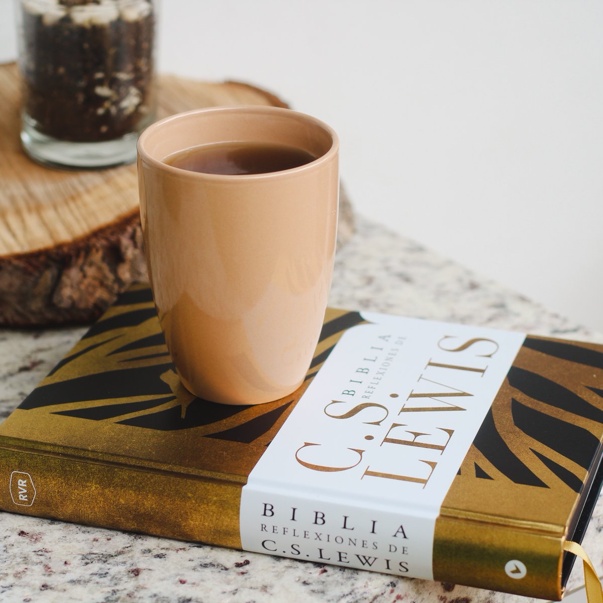 📚 Descubre la riqueza de la obra de C. S. Lewis con "El texto tradicional de la RVR". Esta Biblia reúne más de 600 selecciones del autor para el estudio y la lectura devocional. 📖 Conoce más en librosdecslewis.com