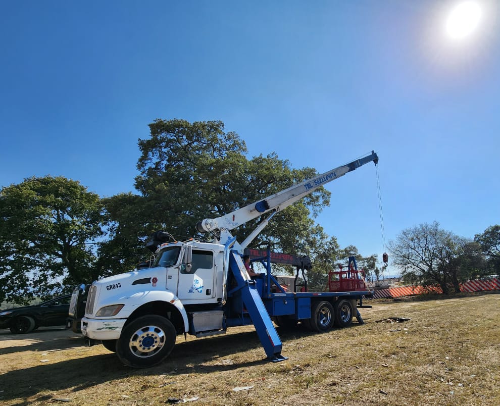 Ponemos a su disposición nuestra grúa industrial tipo titán con pluma hidráulica de hasta 45 m de altura y con canastilla fija para dos personas disponibilidad inmediata llámanos al 56 21 16 48 76  #TaylorSwiftErasTour #Zaporizhzhia #storm #TaylorSwiftTheErasTour