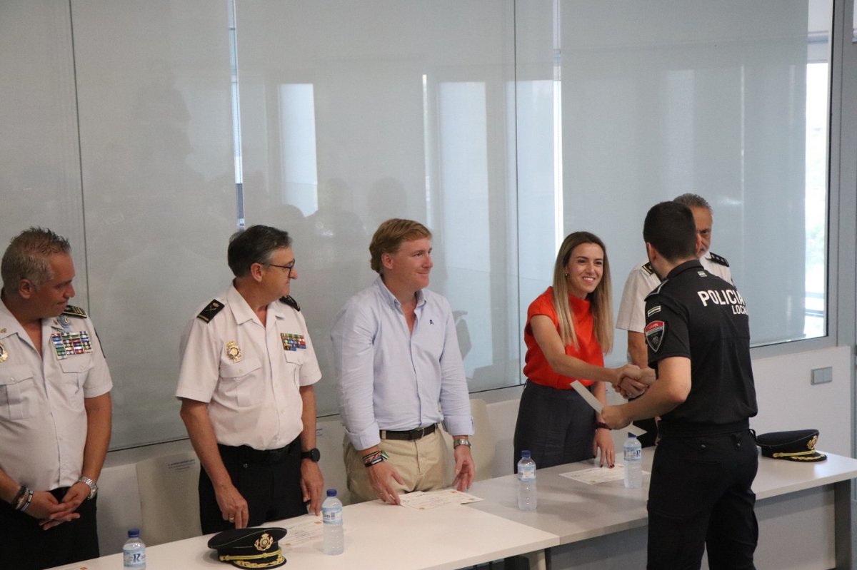 ppbadajozlocal's tweet photo. 🚨El alcalde de #Badajoz, Ignacio Gragera, y la concejala de #PolicíaLocal, Gema Cortés, han participado en la Entrega de Diplomas de la Formación de #ArmasLargas en colaboración con la Policía Nacional.
Enhorabuena a los 24 policías de la unidad de #GIAPOL. 👏 https://t.co/HsmYXapEGf