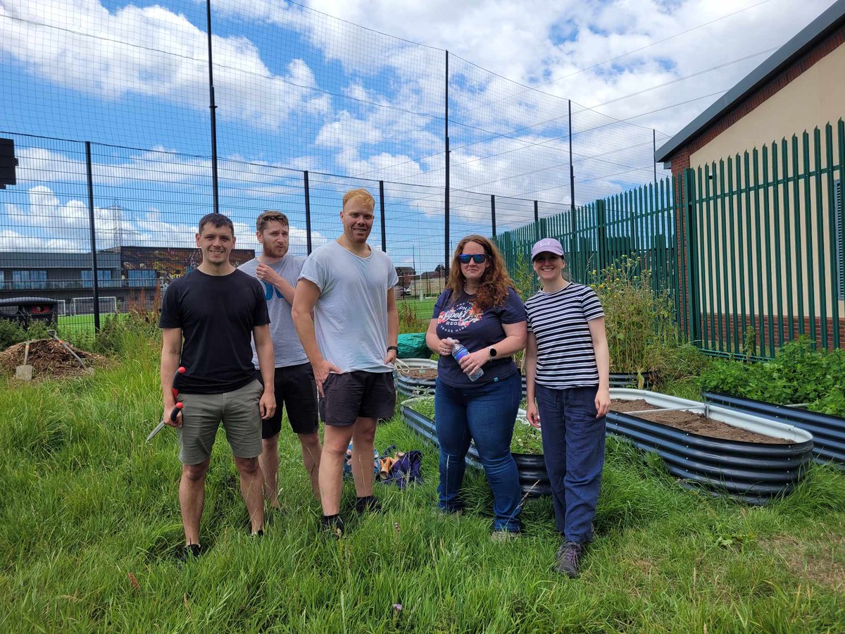 TCVBristol's tweet photo. Big thank you to the BT team who came out for @LockleazeGreenGym today to help us maintain our nature area at the sports centre. Trees mulched, beds filled and weeded, creeping thistles removed!
The wildflower meadow has a stunning display of flowers at the moment 🌻
@TCVtweets https://t.co/77d2TW5uFq